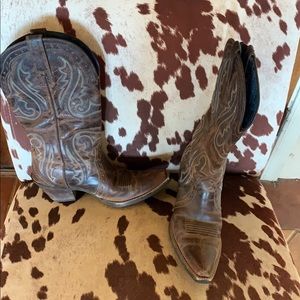 Pointed toe ariat boots